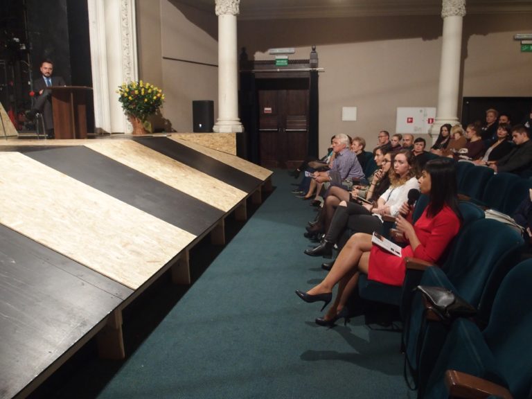 „Garnitur prezydenta” – sztuka intrygująca, ponadczasowa w wykonaniu kilku pokoleń artystów rozpoczęła XVI Festiwal Dramaturgii Współczesnej w Teatrze Nowym w Zabrzu