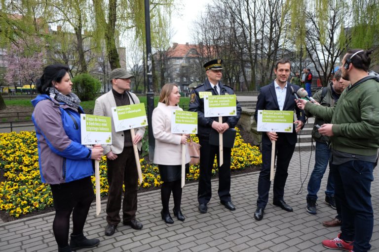 Akcja „Zbierzmy się do kupy” – Kupa na trawniku – psi czy ludzki problem?