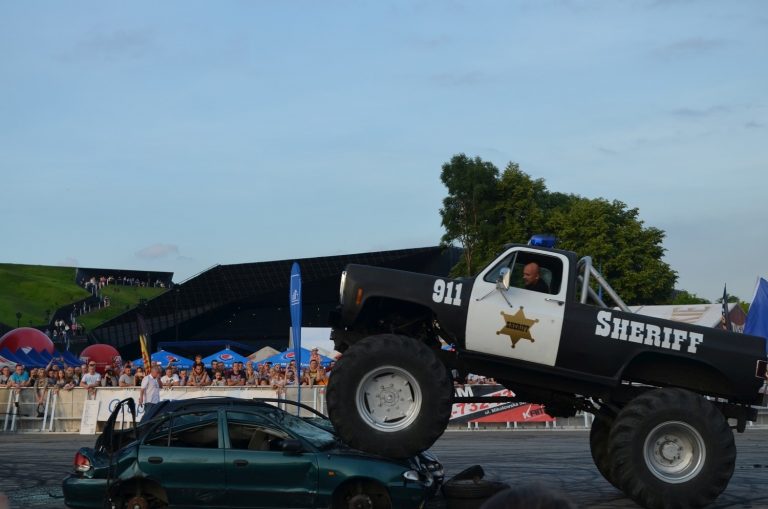 Piękne kobiety oraz motoryzacyjne cacka. W Katowicach odbyła się kolejna edycja Profi Auto Show 2016.
