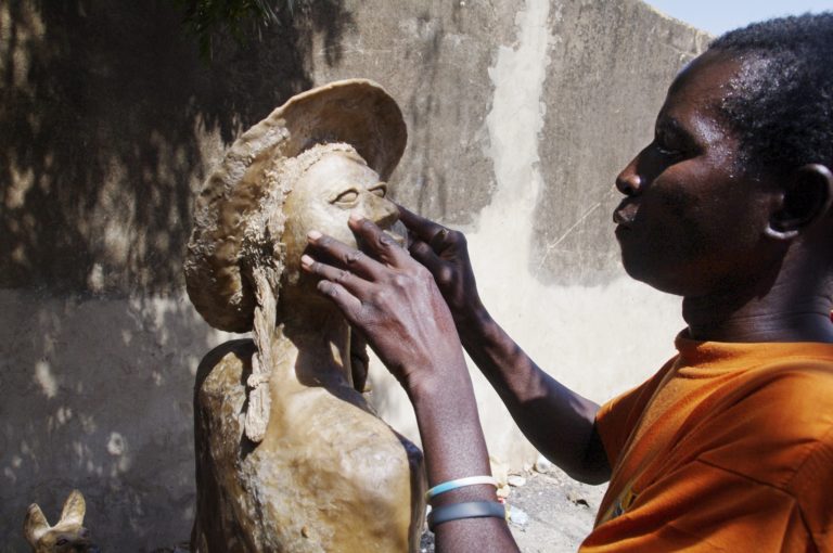 Posąg pisarki Stefanie Zweig stanie przed siedzibą muzeum w Żorach