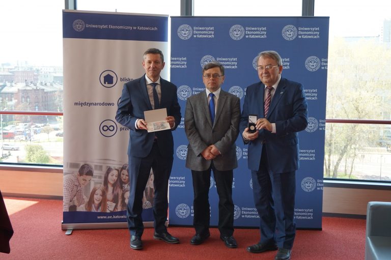 Uniwersytet Ekonomiczny w Katowicach otrzymał z rąk członka RPP monetę Centrum Pieniądza NBP i banknot 1050. rocznicy Chrztu Polski