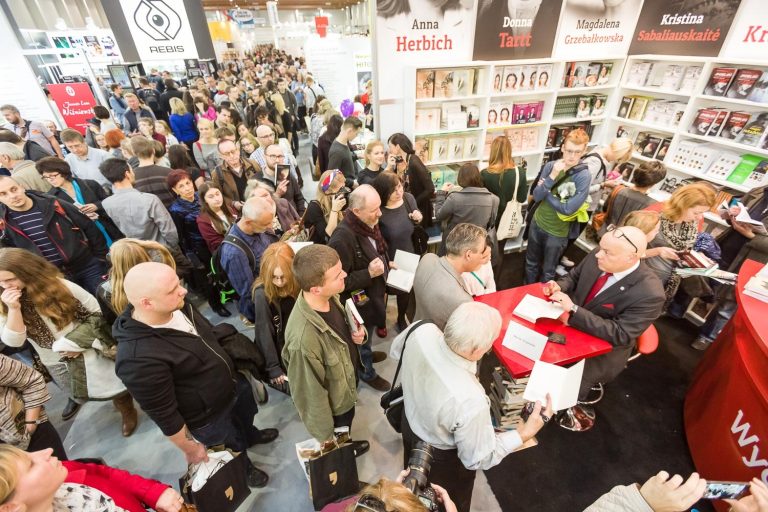 Żeby czytać, trzeba być otwartym – dwudziesta jubileuszowa edycja Międzynarodowych Targów Książki w Krakowie