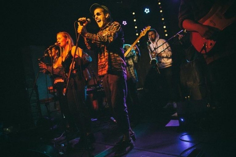 Frank Carter and The Rattlesnakes wystąpią na Dużej Scenie 24. Pol’and’Rock Festival, a na Akademii Sztuk Przepięknych będzie można posłuchać jazzu oraz obejrzeć spektakl „Polityka” Teatru 6.piętro!