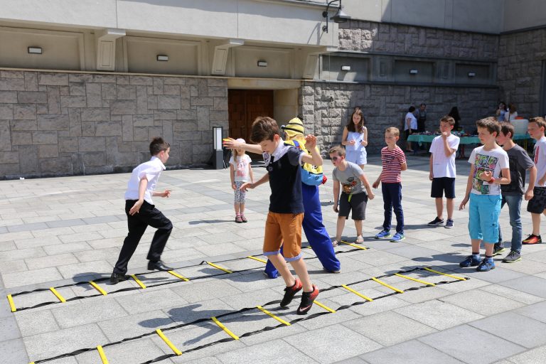 „10 pytań o rodzicielstwo zastępcze” – katowicki poradnik dla kandydatów na rodziny zastępcze.