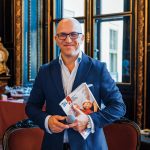 Witold Casetti podczas prowadzenia VIII Międzynarodowego Kongresu w Pszczynie pn. Lider z powołania